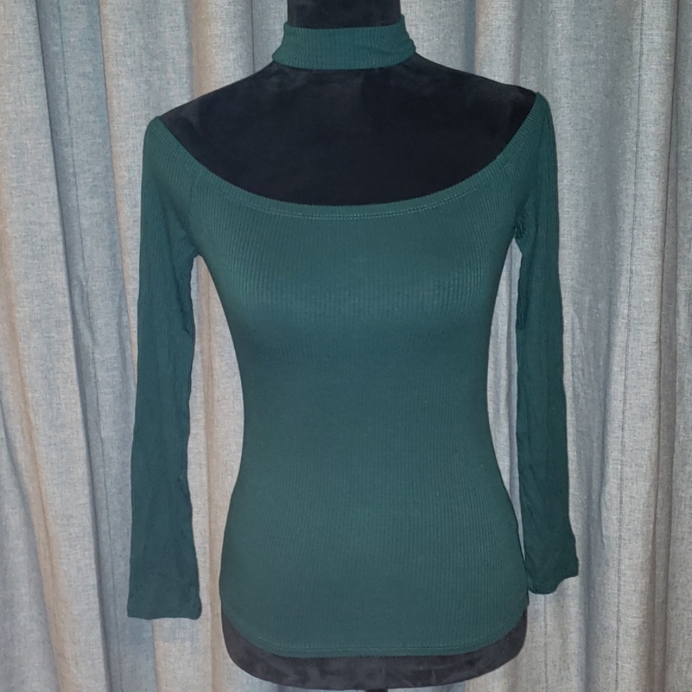 Off the Shoulder, choker top.
